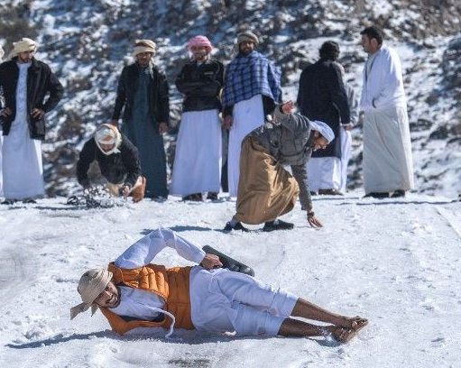 Rare heavy snowfall in the UAE, public mountaineering fun blooming.jpg