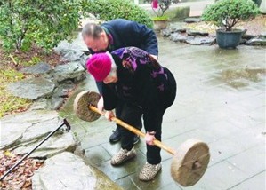 A 99-year-old woman lifted a barbell weighing 80 pounds to become an internet celebrity.jpg