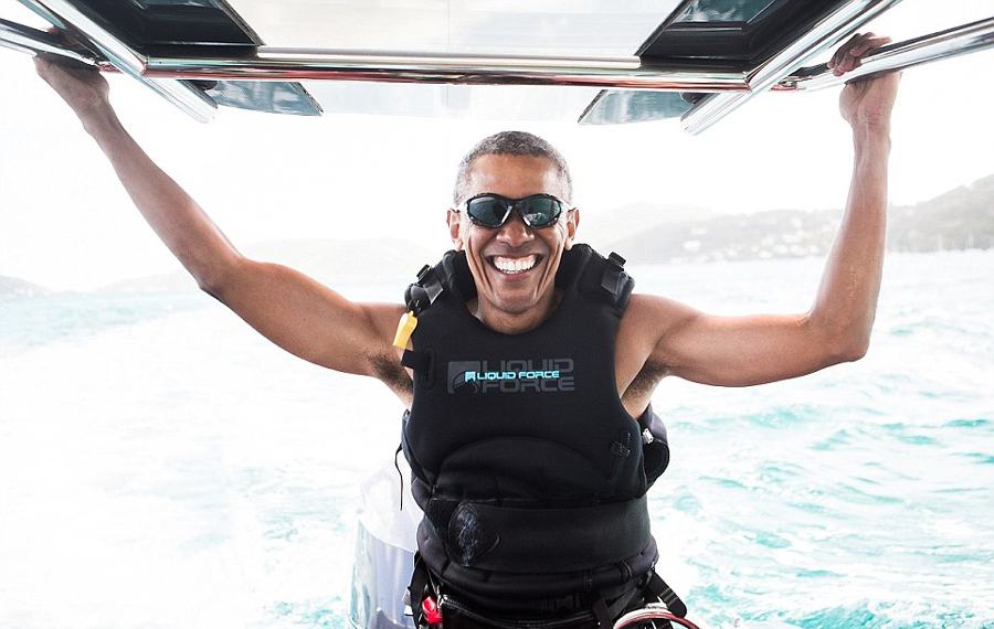After leaving office, enjoy the release. Obama is playing kitesurfing on vacation! .jpg