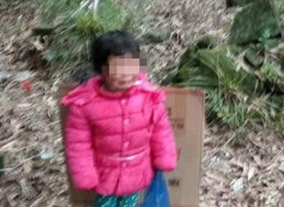 Heartbreaking, the little girl was abandoned by her family and tied to the bamboo beside the cemetery.jpg
