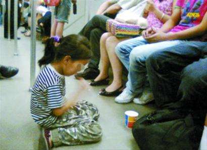 A number of parents in Min County, Gansu Province actually organized their children to beg for winter vacation in Beijing.jpg