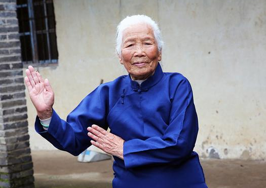 Xi Wu has singled out bullies in 90 years. The 94-year-old Kung Fu grandma became popular on the Internet .jpg