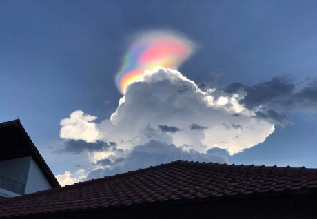 美得不可思议! 新加坡上空惊现罕见'火焰彩虹'!