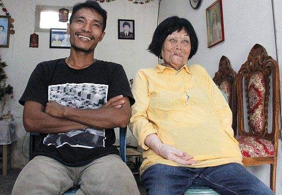 28岁印尼小伙因一通电话爱上82岁老奶奶