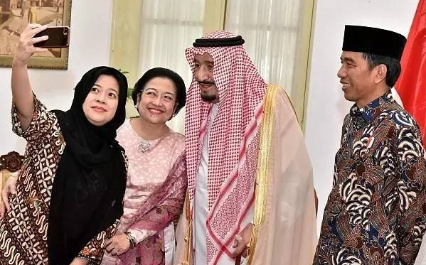 The King of Saudi Arabia played a selfie with the President of Indonesia.jpg