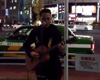 小伙在东京街头演唱《海阔天空》感动无数华人