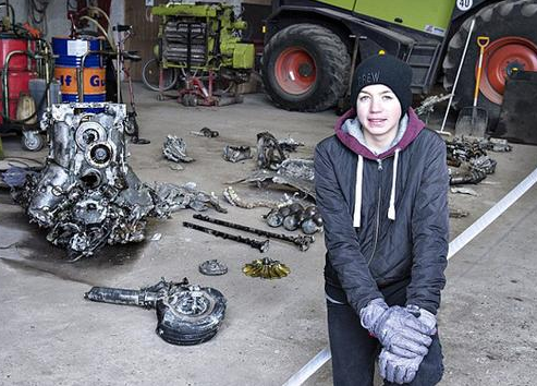 丹麦男孩田野中挖出二战飞机残骸和飞行员遗骨