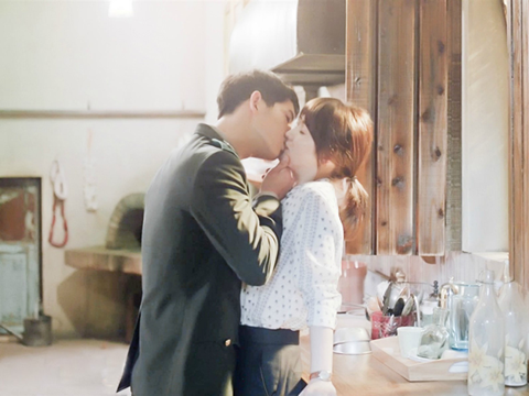Why do people close their eyes when kissing?.jpg
