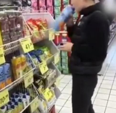 A Chinese woman broadcasts sabotage products in a foreign supermarket to show "patriotism".jpg