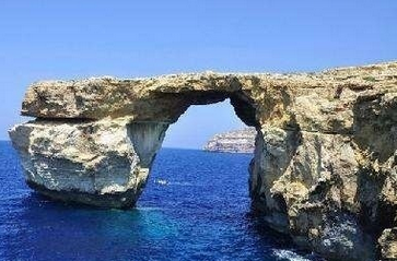 马耳他地标性景点蓝窗坍塌 地中海奇观消失