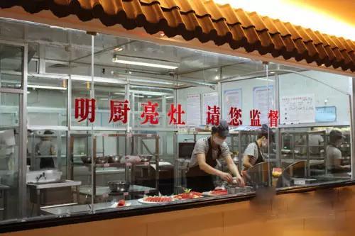 直播后厨! 上海2000余家餐厅试点'明厨亮灶'