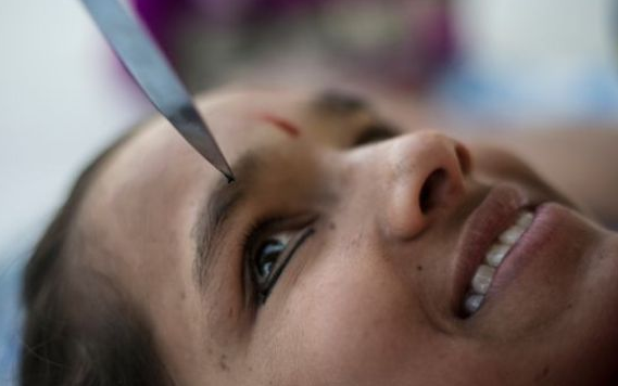 厉害了! 印度14岁少女用刀画眼线!