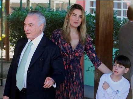 巴西总统怀疑官邸闹鬼 带一家人逃出总统府