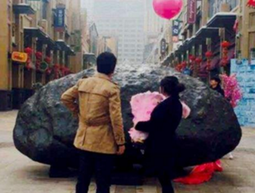 The guy spent one million yuan to buy 33 tons of meteorites to propose to his girlfriend.jpg