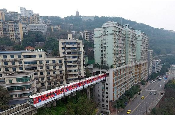 中国山城列车穿过19层公寓大楼中心.png