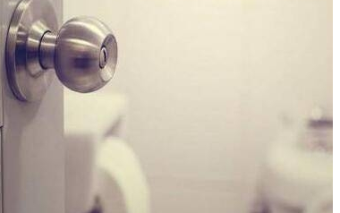 Install cameras in Chinese toilets to stop the theft of toilet paper.jpg