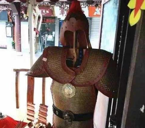 江西靖安一村民用8000枚铜钱编织盔甲