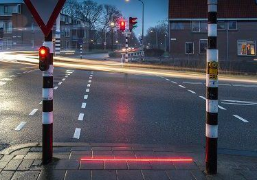低头族的天堂! 荷兰小镇将红绿灯直接铺在地上!