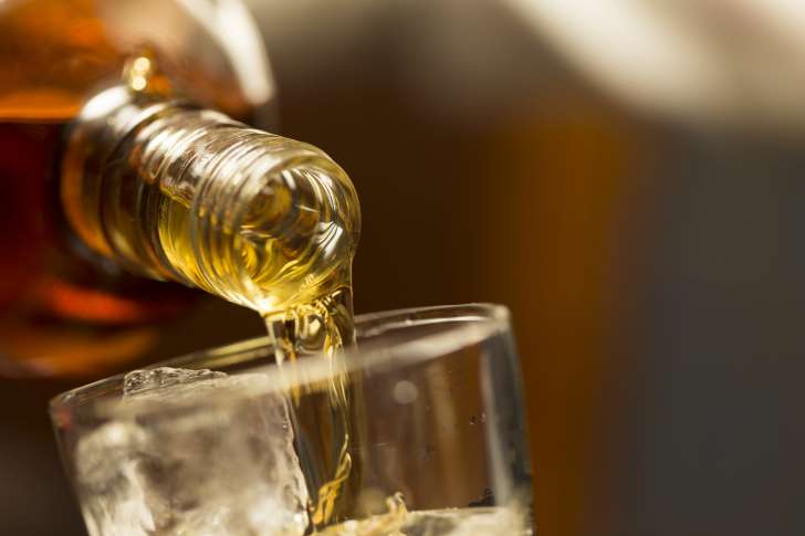 新研究表明：能量饮品混酒喝会增加受伤的风险.jpg
