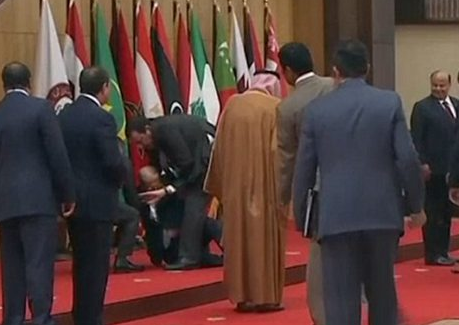 Embarrassment! The President of Lebanon fell on the red carpet in front of everyone! .jpg