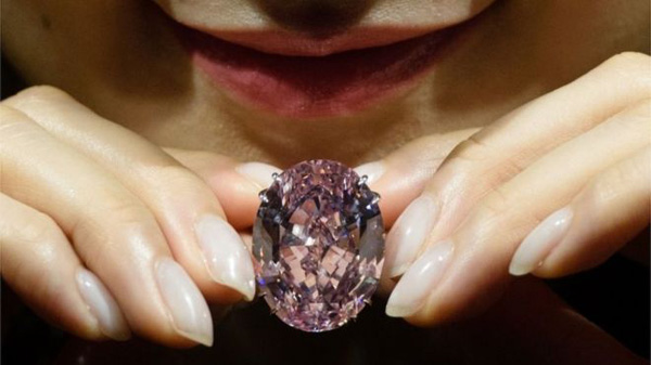 “粉红之星”钻石在香港拍出天价 刷新全球宝石纪录.jpg