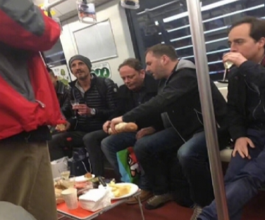 一群老外将饭桌摆进上海地铁 官方竟称无法处罚