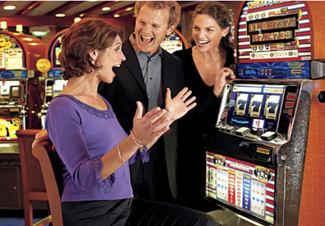 The woman helped her friend win the jackpot by pulling the slot machine. The two finally turned against the money.jpg