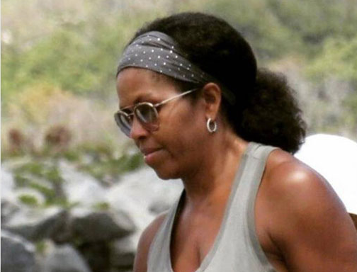 Michelle Obama switched back to the self-rolling rolls. The new hairstyle is hot.jpg