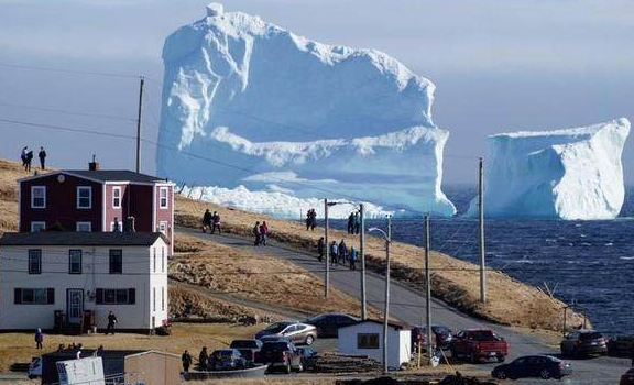 壮观! 加拿大小镇迎来今春第一座大冰山!