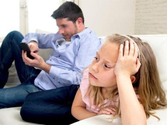 Parents who are obsessed with mobile phones ruin family life.jpg