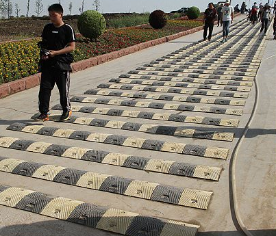 A speed bump in the ancient city of Taierzhuang is too densely spaced and is called'washboard road' by passers-by.jpg