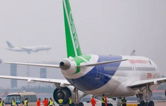 China's first domestically-produced passenger plane made its maiden flight.jpg
