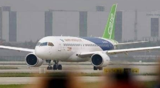 The first flight of China's commercial aircraft.jpg