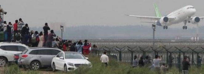 Chinese-made passenger planes completed the "excellent" maiden flight.jpg