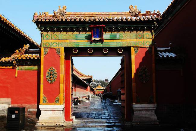 The female anchor lied to be staying overnight at the Forbidden City. The Museum strongly condemned.jpg