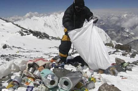 西藏政府发起珠穆朗玛峰垃圾清理运动