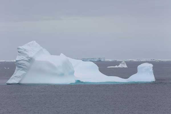 In order to solve the shortage of drinking water, it is not easy for the UAE to drag icebergs from Antarctica.jpg