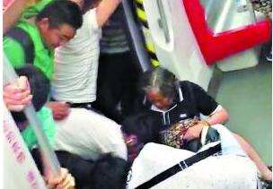 70多岁老人卡进站台 乘客推动地铁救人
