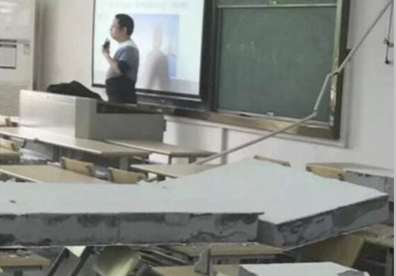 The wall of a classroom in a college in Jiaxing suddenly collapsed. The teacher continued to teach calmly.jpg