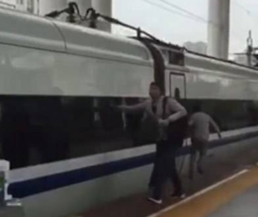 The railway passenger's finger was caught and the automatic door had to run with the high-speed train .jpg