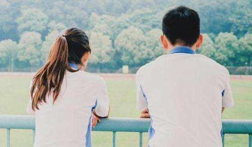 Public kissing photos of couples in a university in Shandong caused controversy.jpg