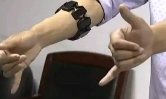 The famous school female Xueba developed a sign language translation armband .jpg