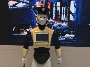 迪拜机器人警察上岗 会六种语言!