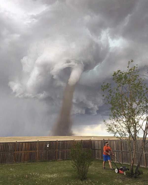 The tornado was behind Canada Calmly weeding became popular on the Internet .jpg