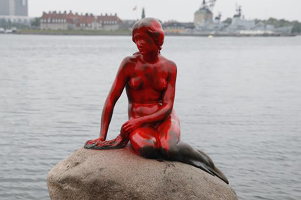 抗议捕鲸 丹麦小美人鱼雕像被喷红漆