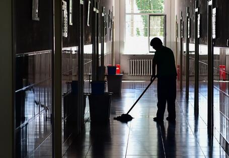 A university in Wuhan punishes boys for absenteeism and cleans girls’ dorms! .jpg