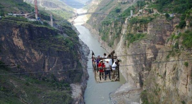 中国危险的铁笼带村民跨越河流.jpg