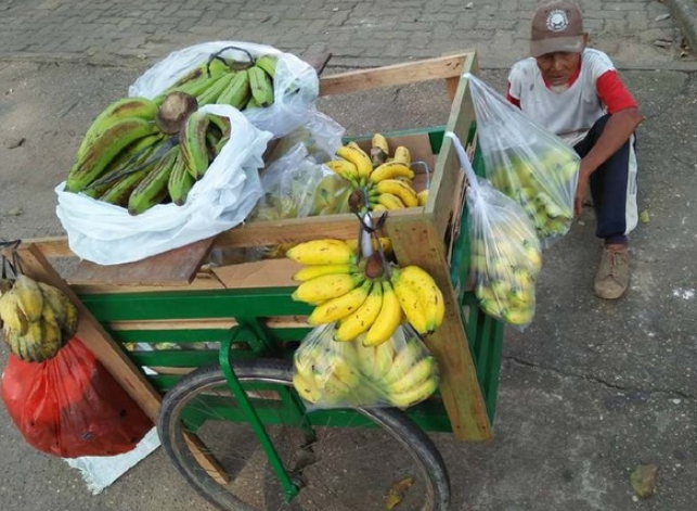 印尼94岁卖香蕉老人遭抢 网友暖心为他募捐
