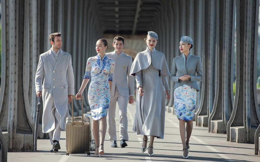 The new uniforms of Chinese flight attendants surprise foreigners .jpg