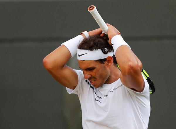 Nadal warmed up and hit his head unexpectedly before the game.jpg